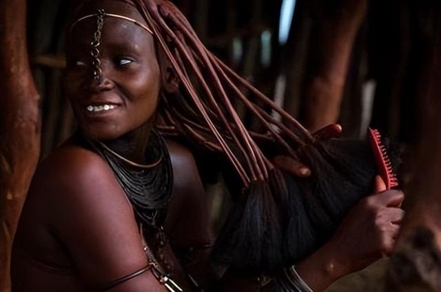 非洲纳米比亚“红泥人”：女人一生都不洗澡，多数男孩活不到15岁