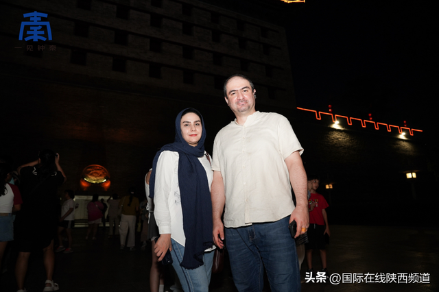 【古今交响 一见钟“秦”】驻华外交官夜游西安城墙 共鉴古城文明印记