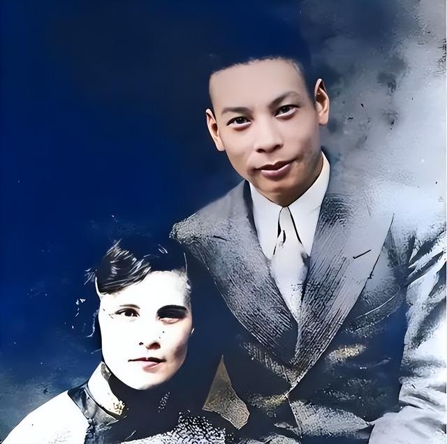 1985年，蒋经国宴请张学良	，留下的一张合影，3年后去世！