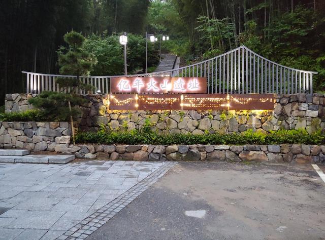 萧山区戴村镇尖山下村：溯溪玩水、吃烤全羊、星空露营……村民们的“旅游饭”越吃越香