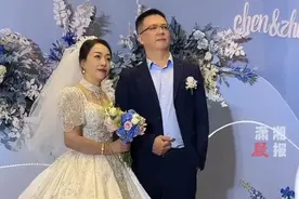 52岁新娘和48岁新郎结婚，知情人：两人都是头婚也没有孩子，恋爱7年，打麻将认识的图片