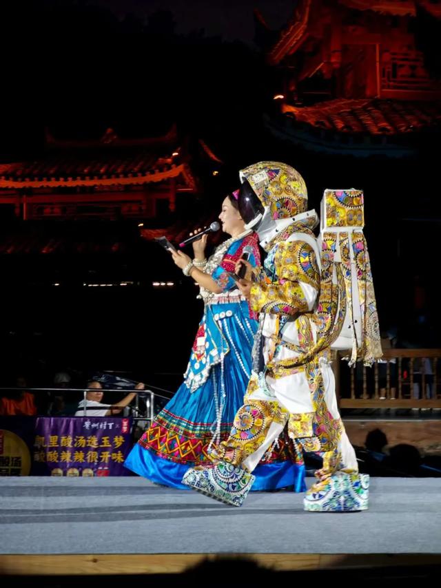 在凯里，没有人会拒绝酸汤牛肉锅和村T表演