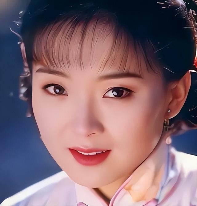 王艳晒19岁儿子近照，球球已经比妈妈高出半个头，长得像妈颜值高