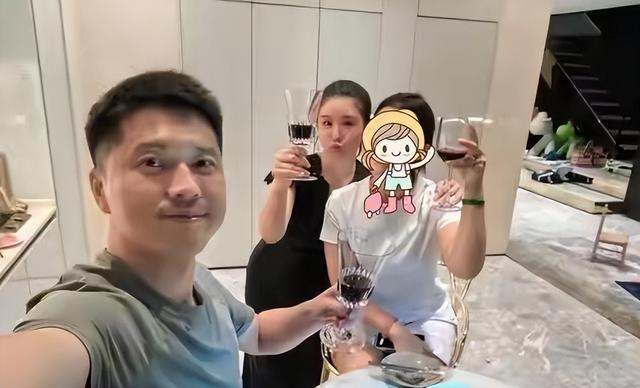 40岁李小萌北京逛街，开五六百万劳斯莱斯，王雷大连富二代不差钱