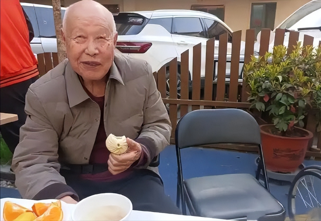 江苏大一女生开养老院	，无人入住却有近400名客户，员工全是60后