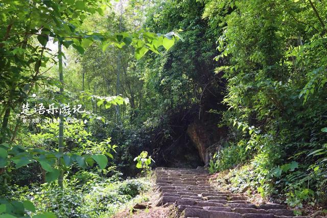 浙江绍兴这个公园依山傍水，两根石笋营造美丽风光，成为休闲胜地
