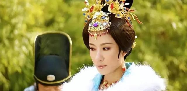 15岁太子朱见深在洗澡，乳娘进来加水，他邀请共浴，乳娘同意了