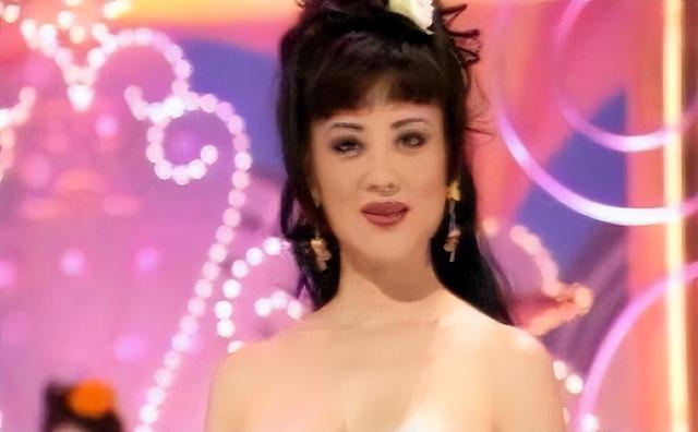 她是中国第一美妇，因太美曾被克林顿接见，为显年轻28年不近男色