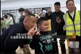 笑疯！胖东来老板合影满头大汗，全国网友差评理由出奇一致图片