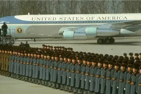 尼克松回忆录：中国仪仗队371人个个1.9米 压迫感太强烈、让人震撼图片