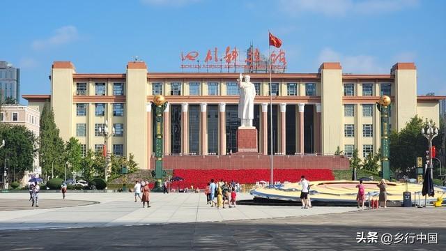 天府广场：从国旗之下到千年深处，一条大道串起的城市史诗