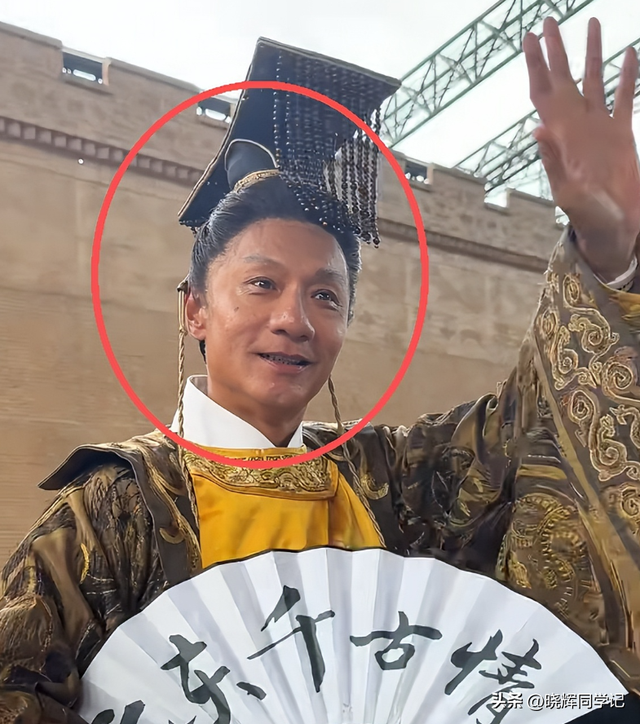 心酸！65岁港星景区打工，当年比肩刘德华，现如今成了酒糟鼻老汉