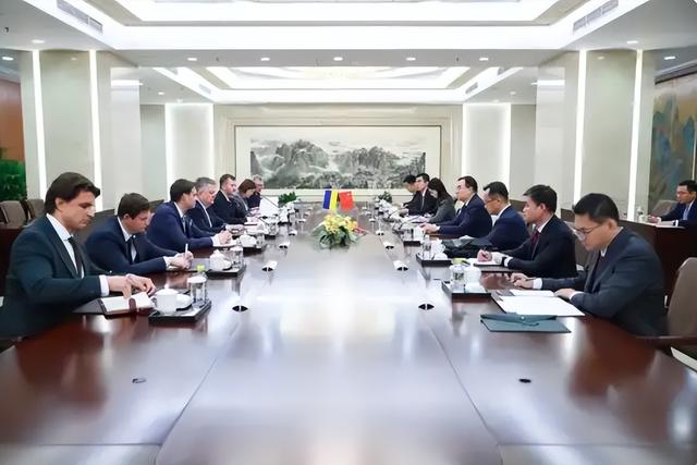 高市早苗拒绝认错，乌克兰派人飞来北京，带来一个中方想要的承诺