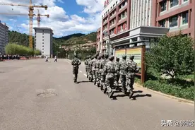 河南男孩高考350分，专科毕业参军转士官，入伍后待遇到底如何？图片