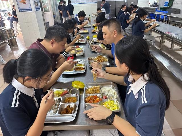 北京下了硬命令，2027年底前	，所有中小学必须告别“校外供餐	”