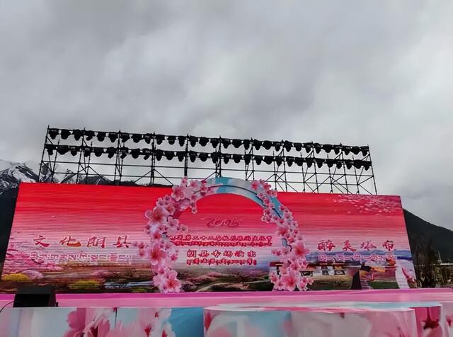 “桃花笑春风，文化映朗县！”这场演出太醉人