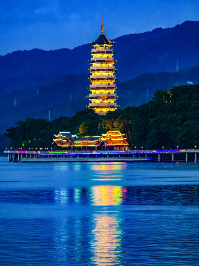 初冬必去，这里的水上彩林美成油画！