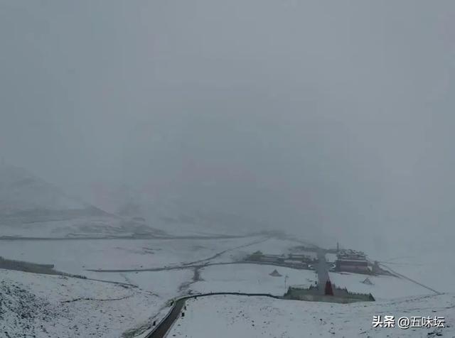新疆西藏青海多地国庆突降大雪 部分道路结冰致车辆滞留