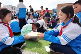 老河口市孟楼小学：旧书变“新宠” 书香共分享图片