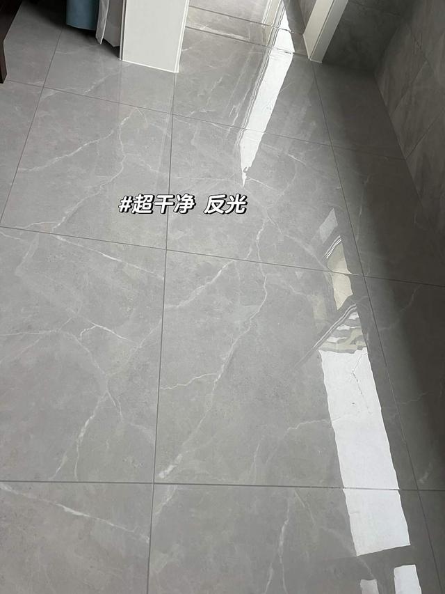 清水拖地等于白拖，教你个绝招，地板光洁如新，一周不拖照样干净