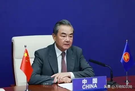 “外交男神”王毅年轻旧照，与妻子罕见同框，岳父曾是周总理秘书
