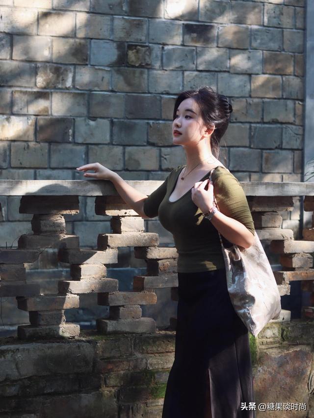 29岁小姐姐，身穿“橄榄绿T恤+黑色半身裙”，轻法式老钱风非常美