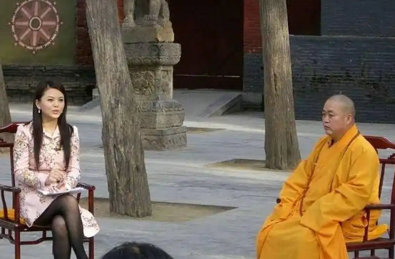 李湘没想到，释永信刚塌房，自己就因一张“黑丝短裙照”被牵连了
