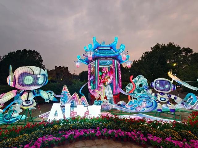 中秋国庆彩灯游园会限定表演！场场精彩～前方有欢乐因子正在释放！