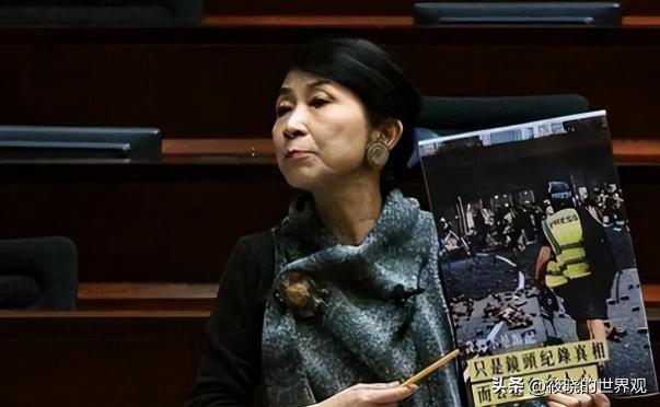 苍天饶过谁！拒唱国歌否认中国籍，俩儿子送美国的她，下场如何？