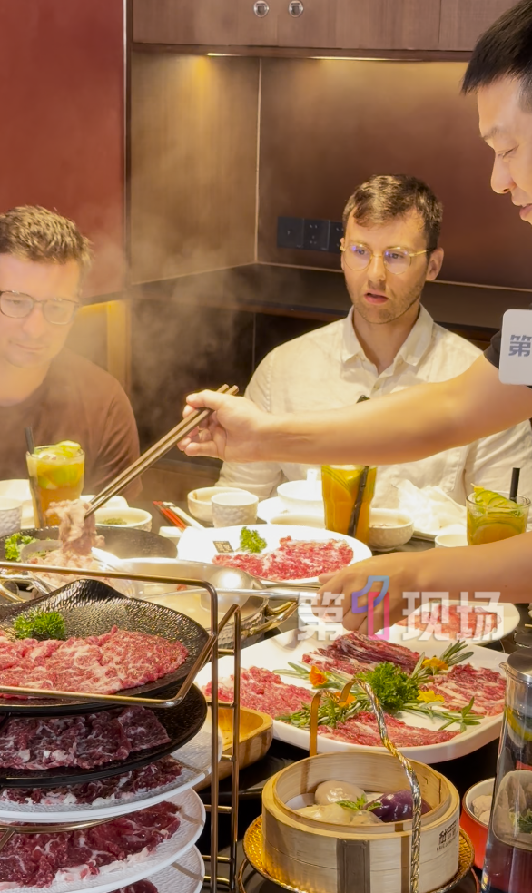 马库斯来了！参观东纵纪念馆、体验外骨骼机器人、吃牛肉、喝凉茶……这很深圳！