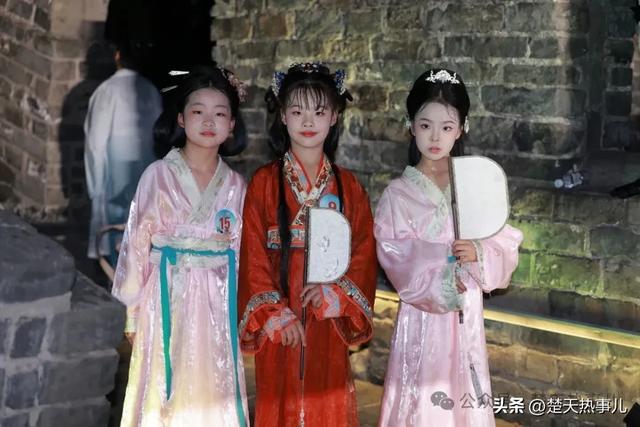 一夜间，荆州又出了个网红打卡点，传说中的“柳门”等你来邂逅！