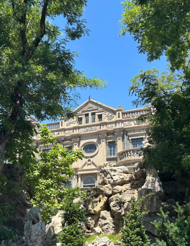 2007年沈阳大帅府门口，一台湾商人问售票员：我就不用买票了吧？