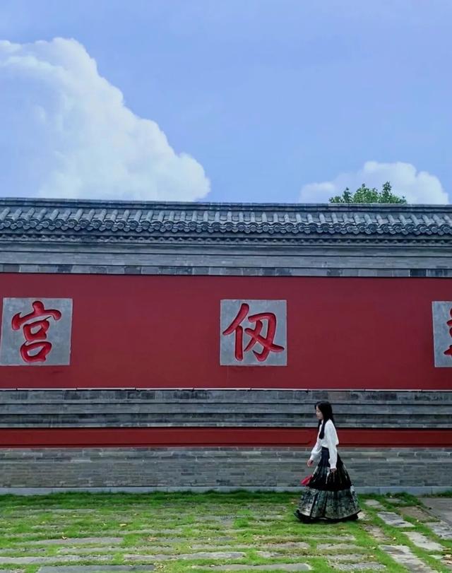 不用去故宫！在湛江也能打卡“红墙绿瓦”～