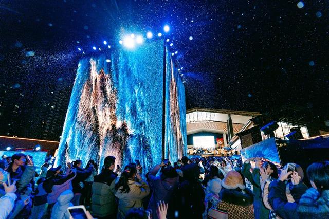 璀璨光影点亮冬日夜空，太原奥莱打造三晋首个千平光影迷宫——小雪节气浪漫飘雪，视听盛宴引爆冬季热潮