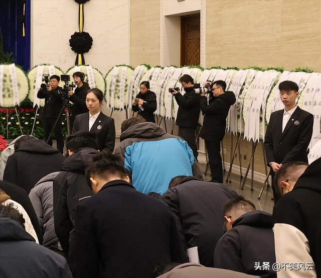 翁帆现身葬礼！穿黑色衣服站在首位，眼睛哭肿了，送丈夫最后一程