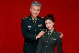 周炜与妻子穿军装拍照庆祝八一建军节，49岁的他头发已经全白了 ​​​图片