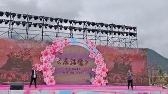退役女兵林芝徒步，重温第二故乡情。藏汉同台演出，温情脉脉…