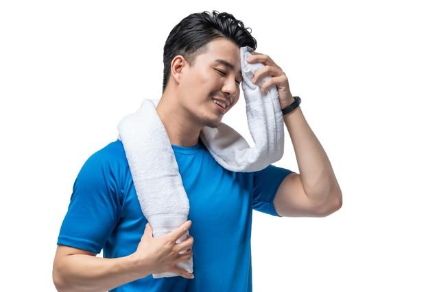 头颈部爱出汗是身体虚？医生：或是这3种疾病来临的信号，别大意