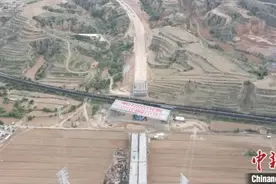 厉害了！国道108线改建工程1.5万余吨桥上演“高空转体”图片