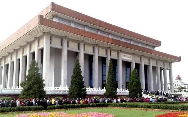 人民坚决反对,将主席纪念堂与人民英雄纪念碑,迁至八宝山革命公墓