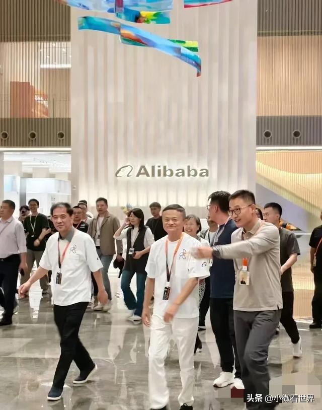 61岁马云在深圳出席外贸峰会，他步伐稳健，像40岁的中年男子