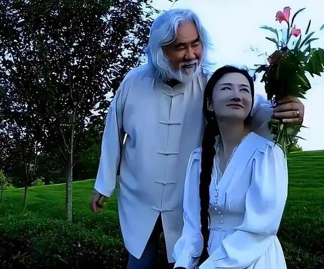 “牡丹花下死，做鬼也风流！”74岁的张纪中完全活成了“笑话”！