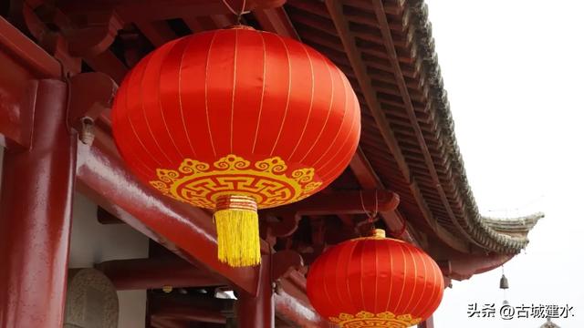 建水洋溢“中国红” 喜庆氛围迎国庆