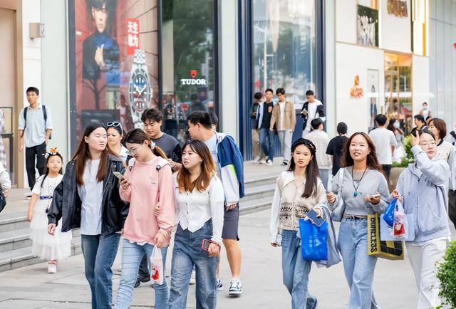 2025年轻人彻底“脱轨”:不是穷疯了,是集体大梦初醒了!