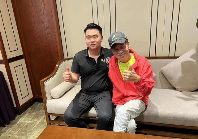 梁小龙被曝离世仅1天	，恶心的一幕还是发生，徒弟怒斥吃相太难看