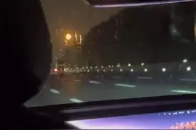 网约车司机开自动驾驶，边睡边跑高速！乘客吓得中途下车图片