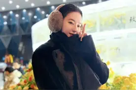 刘亦菲去哈尔滨看冰封黄玫瑰，一身行头超10万，她姥姥是哈尔滨人图片