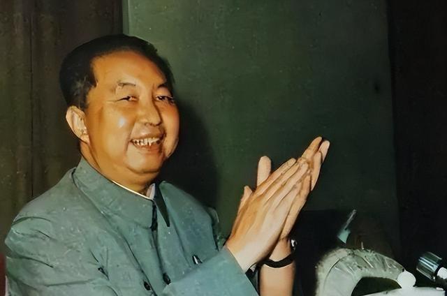 华国锋的夫人韩芝俊有多美？1961年的全家留影，30岁她端庄贤惠