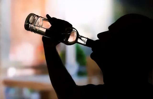 加快男性衰老的原因：熬夜仅第5，排第1的，很多男性还没察觉