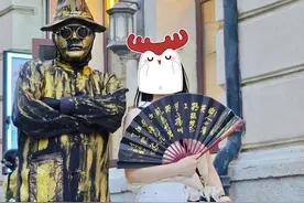 游客称在武汉江汉路与铜人合影后被索要20元 城管：管理难度大 会马上处理图片